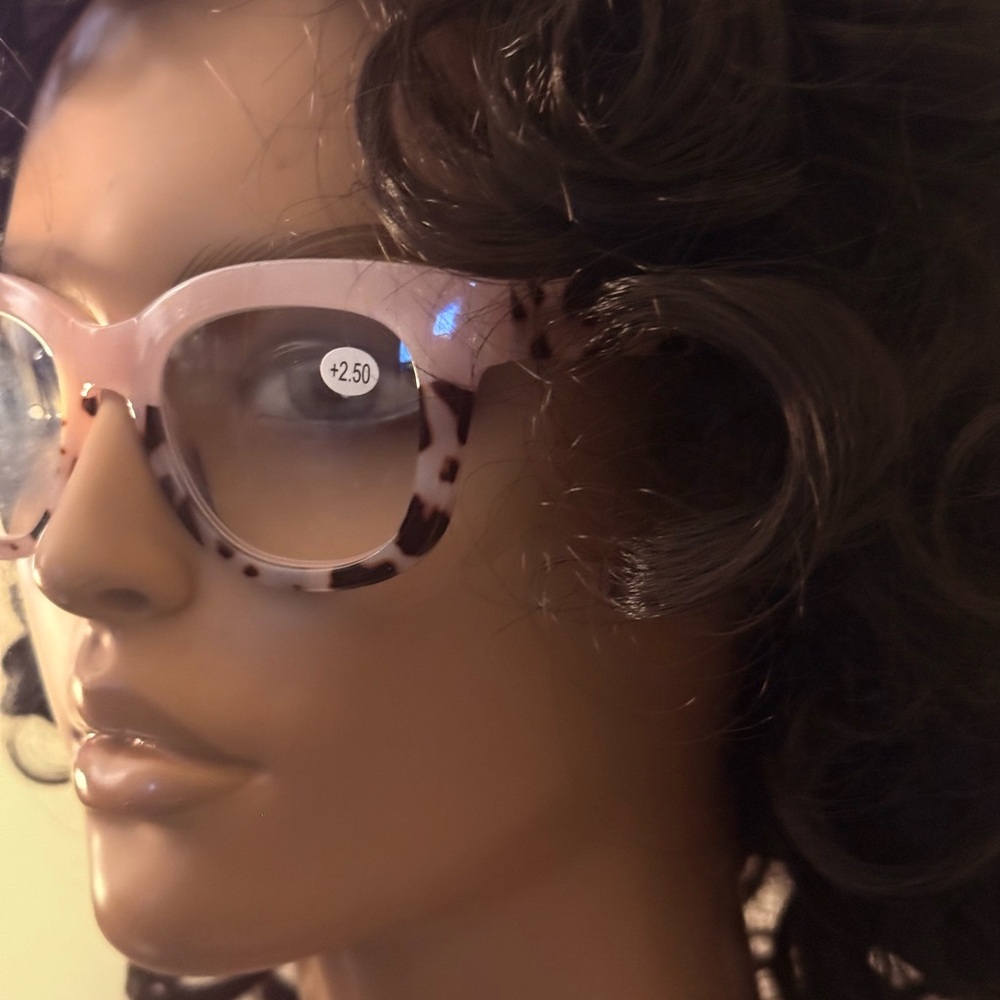 Stylish Pink Leopard Print Large Frame +2.50 Readers - Picture 3 of 4